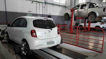 Foto de capa da oficina da concessionária Carbel Japão mostrando os Nissan March, Frontier e Kicks
