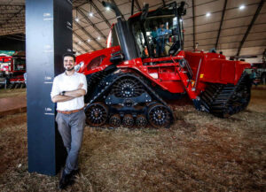 Foto de Renato Parizzi ao lado do trator Case IH Quadtrac 715