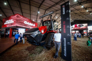 Foto de Renato Parizzi ao lado do trator Case IH Steiger Quadtrac 715