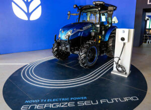 Foto do T4 Electric Power, primeiro conceito de trator utilitário 100% elétrico da indústria com funções automatizadas