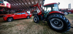 Foto da Ram Rampage interagindo com o trator Farmall da Case IH na Agrishow
