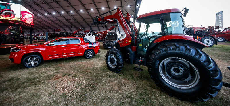 Gaspar Nóbrega / Case IH / Divulgação Foto da Ram Rampage interagindo com o trator Farmall da Case IH na Agrishow