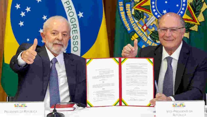 Foto de capa do Lula e do Alckmin na assinatura do Programa Mover
