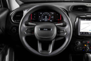 Foto do painel do Jeep Renegade Altitude 2025