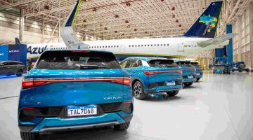 Foto de capa do BYD Yuan Plus EV ao lado do avião da Azul
