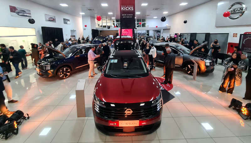 Foto da concessionária Carbel Japão durante o lançamento do novo Nissan Kicks 2026