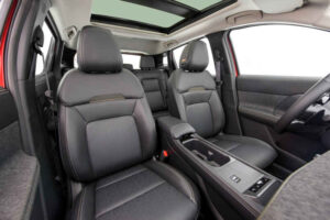 Foto dos bancos dianteiros do Nissan Kicks Platinum 2026