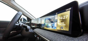 Foto das telas do quadro de instrumentos e da central multimídia dos Nissan Kicks Exclusive e Platinum 2026