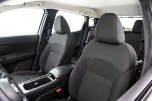 Foto dos bancos dianteiros do novo Nissan Kicks Sense 2026