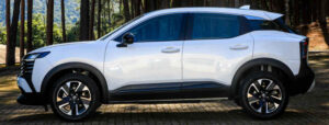 Foto da lateral do novo Nissan Kicks Sense 2026