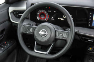 Foto do quadro de instrumentos do novo Nissan Kicks Sense 2026