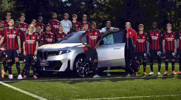 Foto de capa do elenco de futebol do Milan com o novo BMW iX3