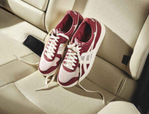 Foto do tênis Asics Japan S Airbag dentro de um Toyota