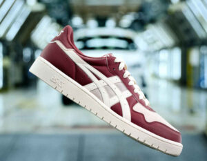 Foto do tênis Asics Japan S Airbag na fábrica da Toyota