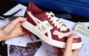 Foto do manuseio do tênis Asics Japan S Airbag, feito em parceria com a Toyota