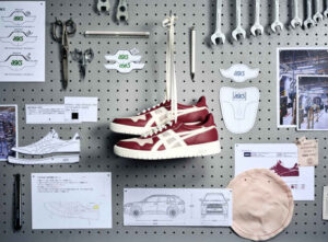 Foto do tênis Asics Japan S Airbag na oficina da Toyota