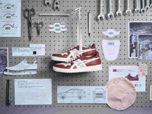 Foto de capa do tênis Asics Japan S Airbag na oficina da Toyota