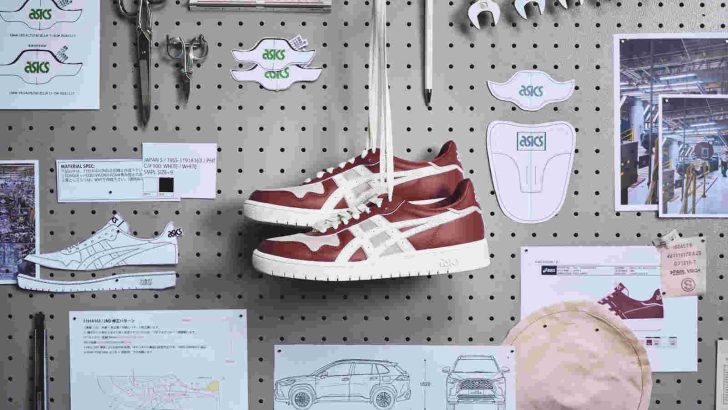 Foto de capa do tênis Asics Japan S Airbag na oficina da Toyota