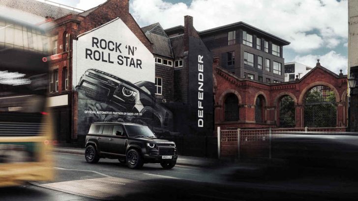 Foto do Land Rover Defender como carro oficial da turnê mundial do Oasis 2025