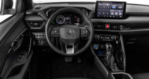 Foto do painel do Yaris Cross XRX 1.5 híbrido flex