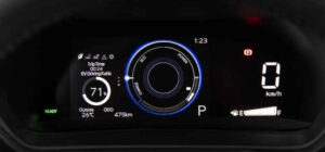 Foto do quadro de instrumentos do Yaris Cross 1.5 híbrido flex