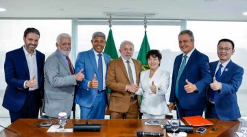 Foto que mostra o presidente Lula e os executivos da BYD durante anuncio de investimento da empresa no Rio de Janeiro