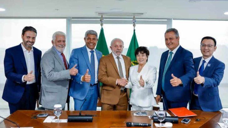 Foto que mostra o presidente Lula e os executivos da BYD durante anuncio de investimento da empresa no Rio de Janeiro