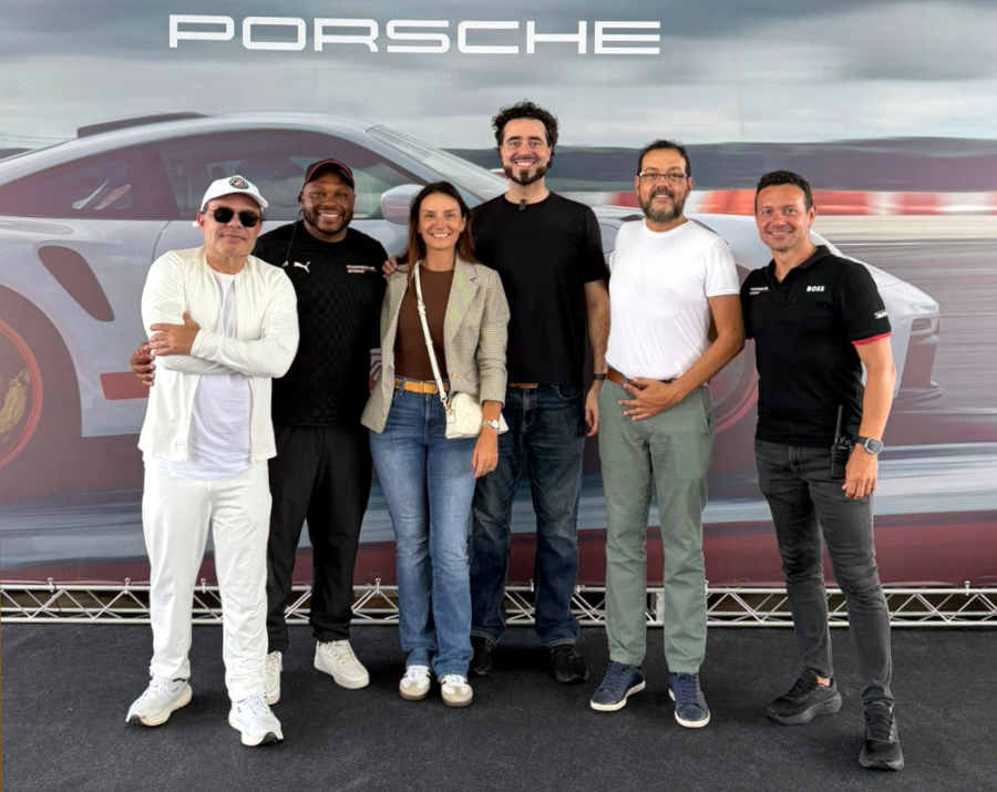 Bamaq/Divulgação Convidados da Bamaq Porsche Center BH, incluindo o piloto Fabio Carbone