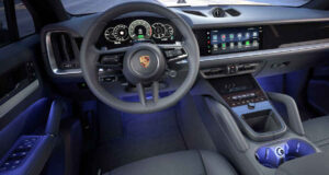 Foto do painel do Porsche Cayenne E-Hybrid Coupé