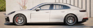Foto do Porsche Panamera 4S mostra o design do carro
