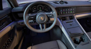 Foto do painel do Porsche Panamera 4S híbrido