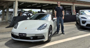 Foto de Renato Parizzi e do Porsche 718 Boxster GTS