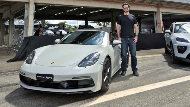 Foto de Renato Parizzi e do Porsche 718 Boxster GTS