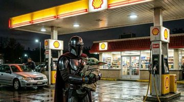 Arte feita por IA do Mandaloriano e Grogu num posto Shell