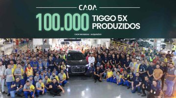 Foto comemorativa das 100.000 unidades produzidas do Chery Tiggo 5X na fábrica da CAOA, em Anápolis (GO)