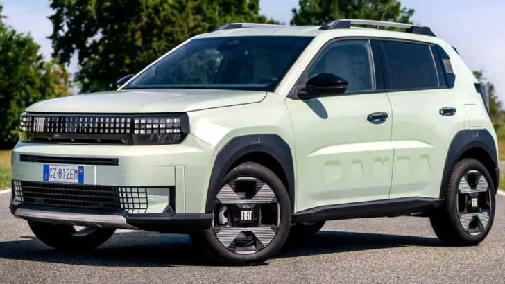 Foto do Fiat Grande Panda europeu, que é a inspiração para o novo Argo X no Brasil