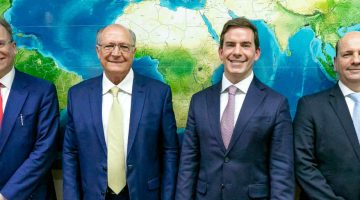 Vice-presidente do Brasil, Geraldo Alckmin, com os representantes da General Motors
