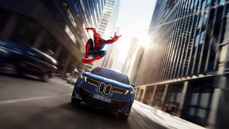 Foto do Homem-Aranha e do BMW iX3