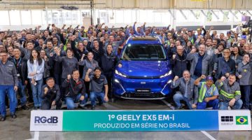 Foto do primeiro Geely EX5 EM-i feito no Brasil