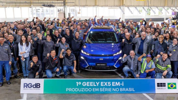 Foto do primeiro Geely EX5 EM-i feito no Brasil
