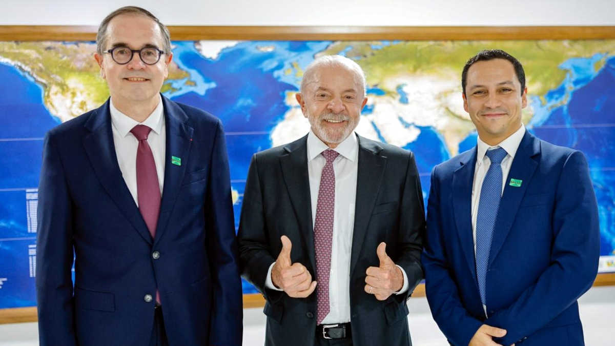Renault/Divulgação Foto com François Provost, presidente Lula e Ariel Montenegro