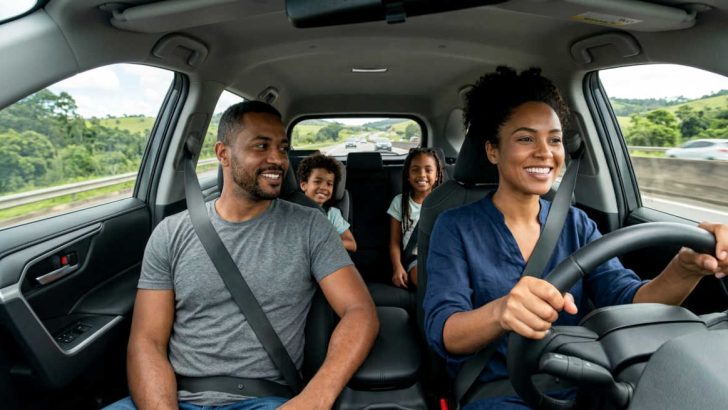 Imagem criada por IA de uma família viajando de carro no Dia das Crianças
